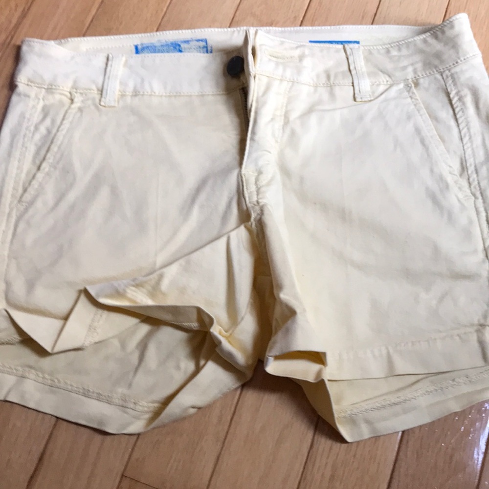 Fade to blue trouser shorts in yellow size 27